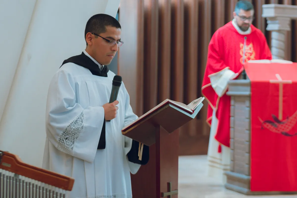 Fraile agustino durante una celebración litúrgica en la Capilla del colegio