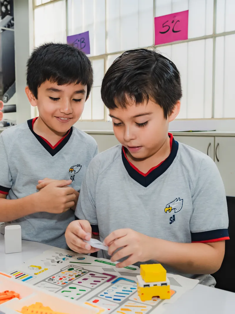 Estudiantes armando un robot en clase