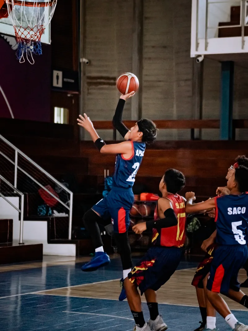 Estudiante de la selección de básquet en un partido