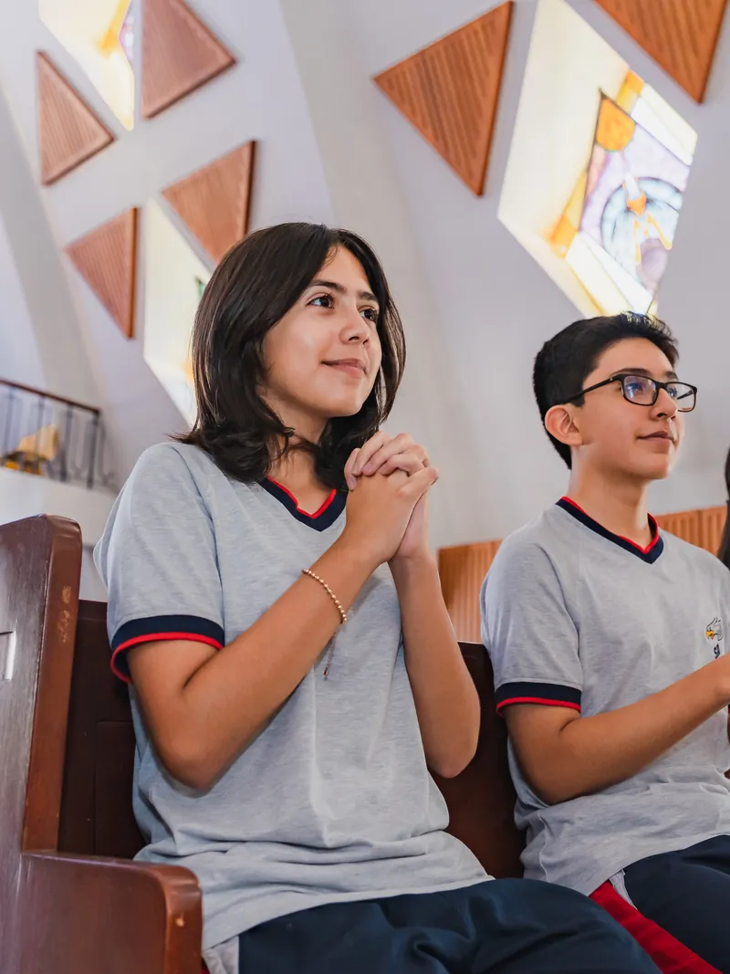 Estudiantes en oración en la Capilla del colegio