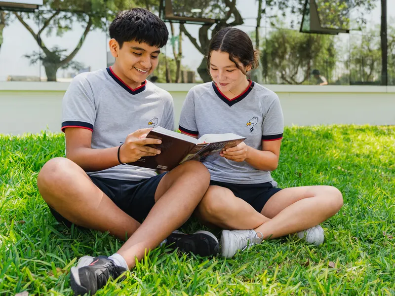 Estudiantes de Secundaria leyendo en el jardín