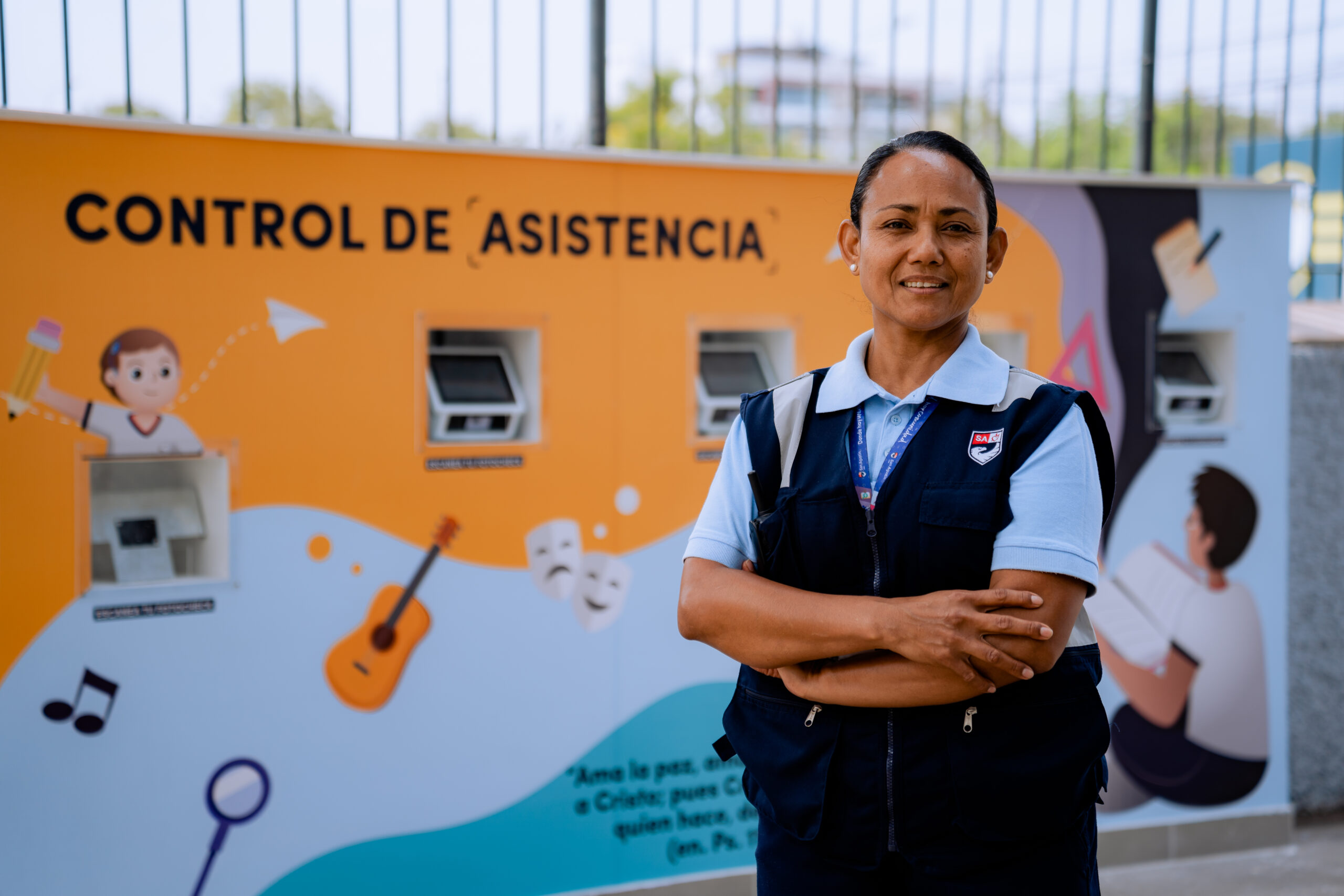Colaboradores del Colegio San Agustín de Lima trabajando en equipo